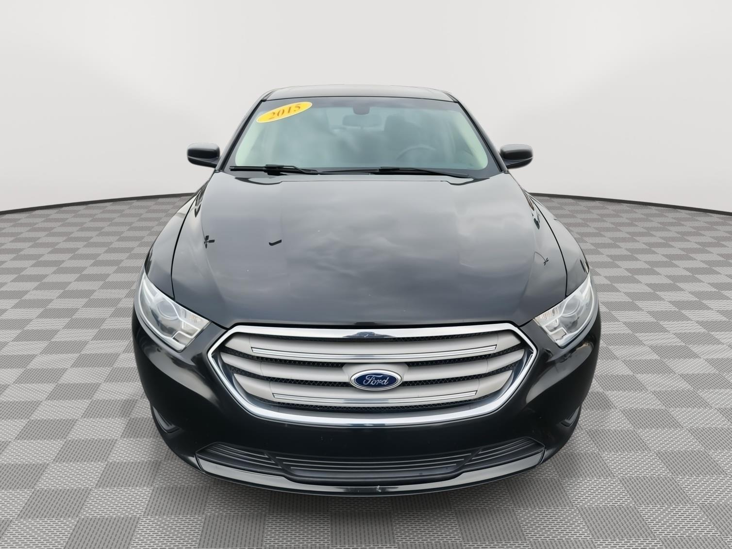 2015 Ford Taurus SE photo 2