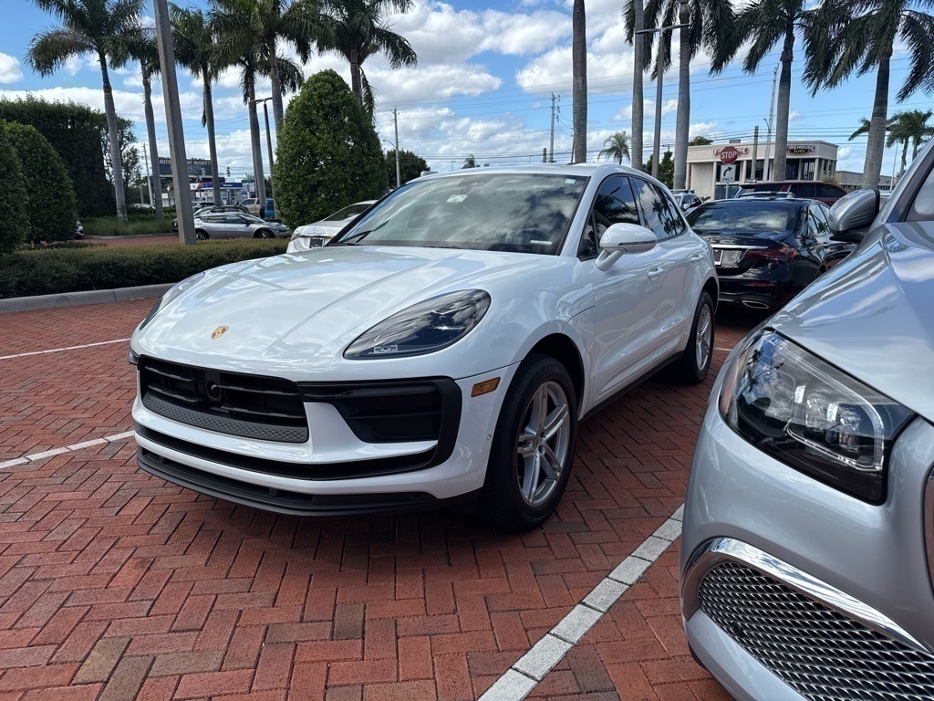 2022 Porsche Macan Base photo 2