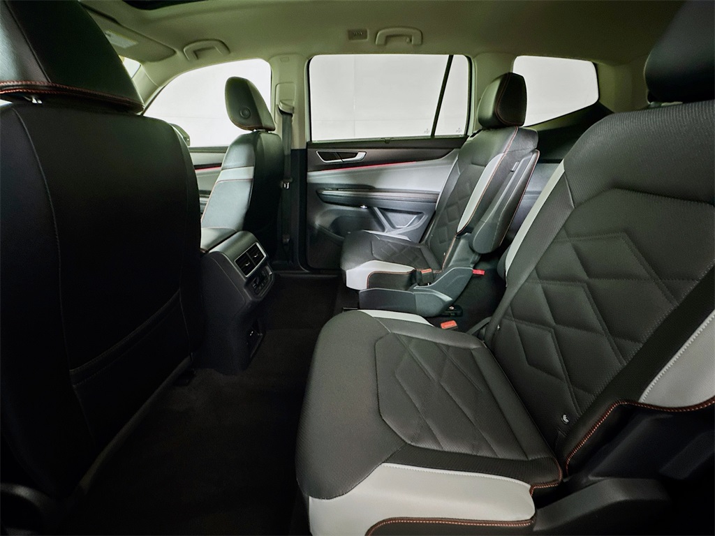 2025 Volkswagen Atlas Peak Edition SE photo 14