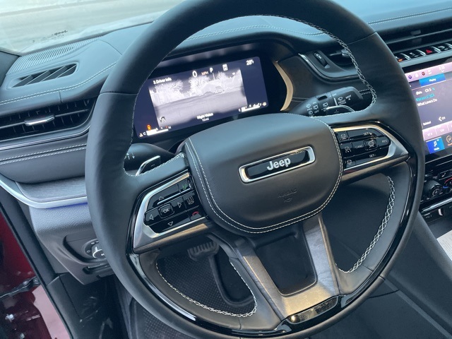 2025 Jeep Grand Cherokee Overland photo 4