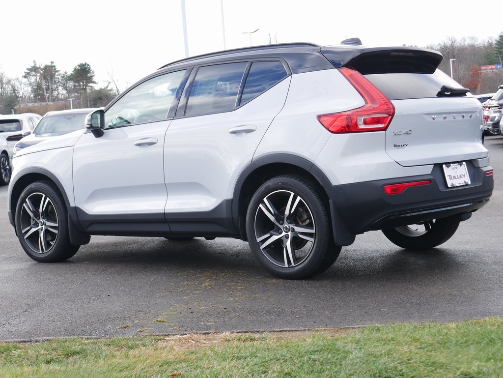 2022 Volvo XC40 R-Design photo 4