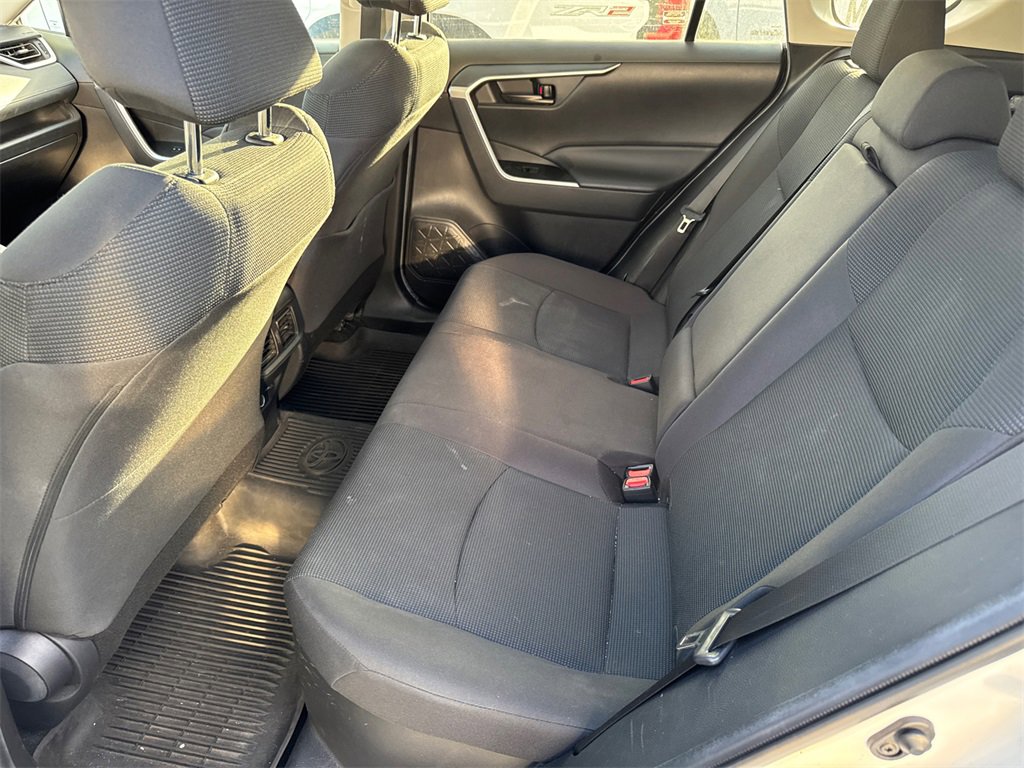 2021 Toyota RAV4 Hybrid LE photo 4