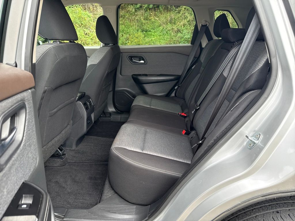 2022 Nissan Rogue SV photo 24