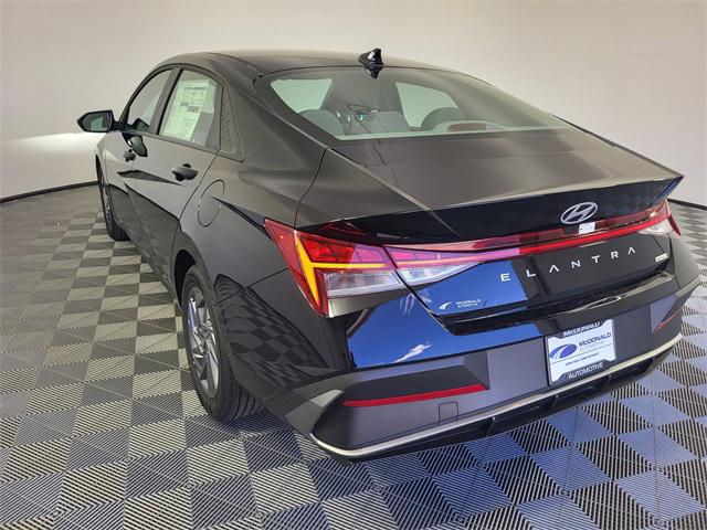 2025 Hyundai Elantra Hybrid Blue photo 5