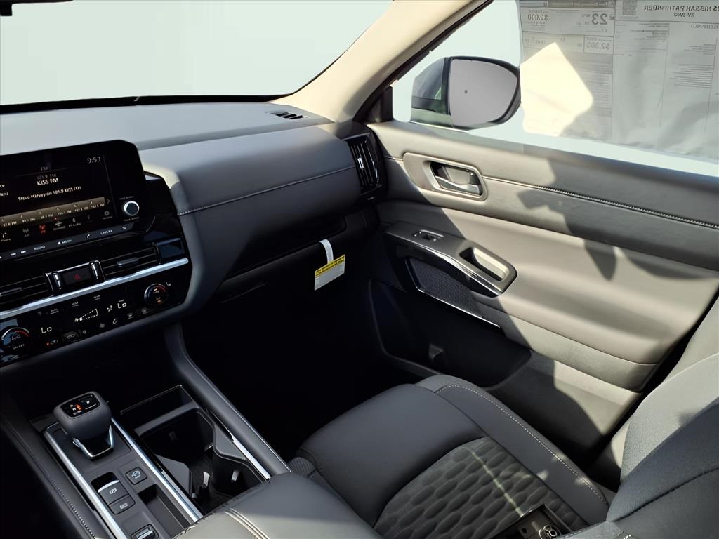 2025 Nissan Pathfinder SV photo 13