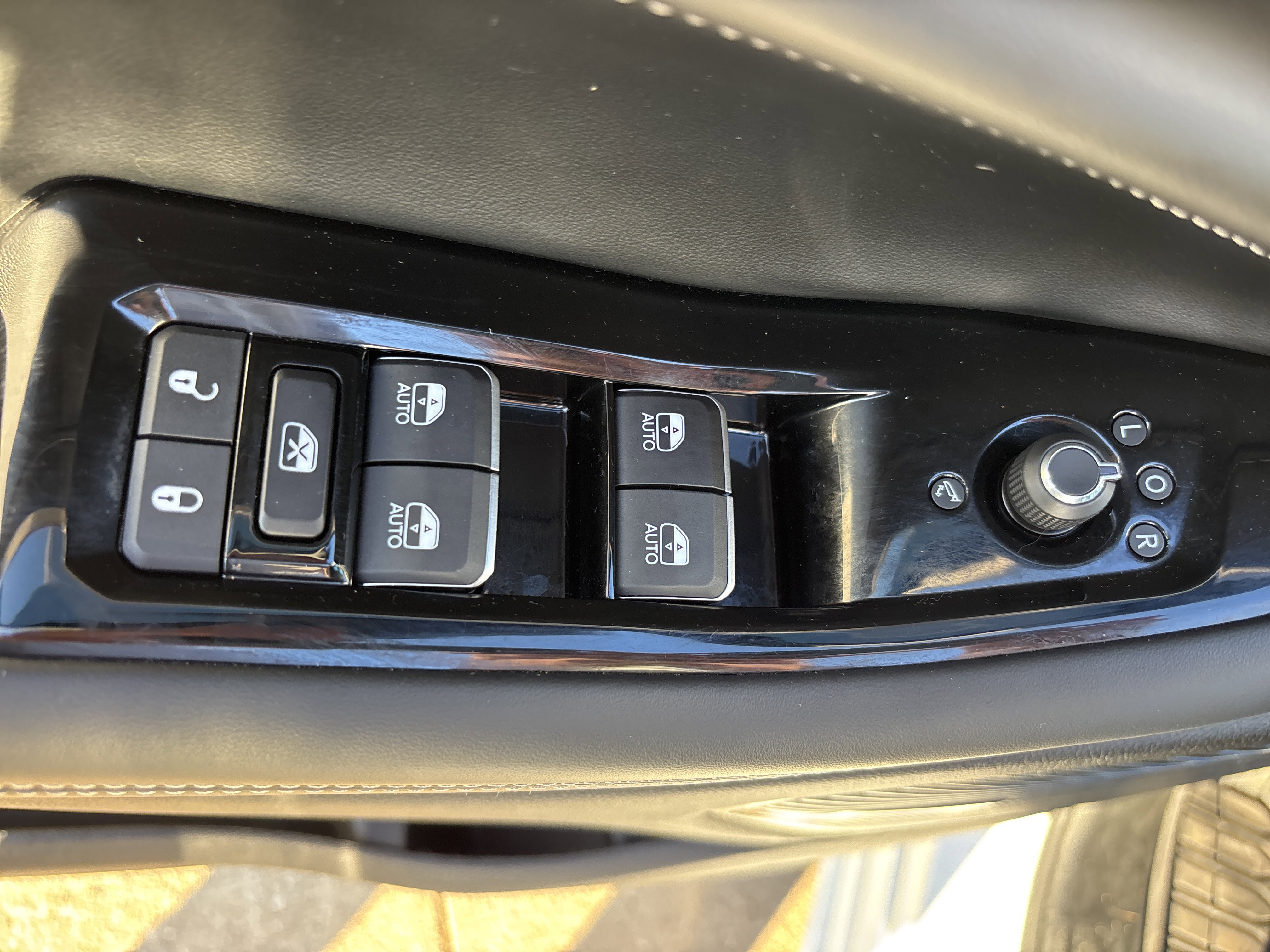 2023 Jeep Cherokee Overland 4xe photo 3