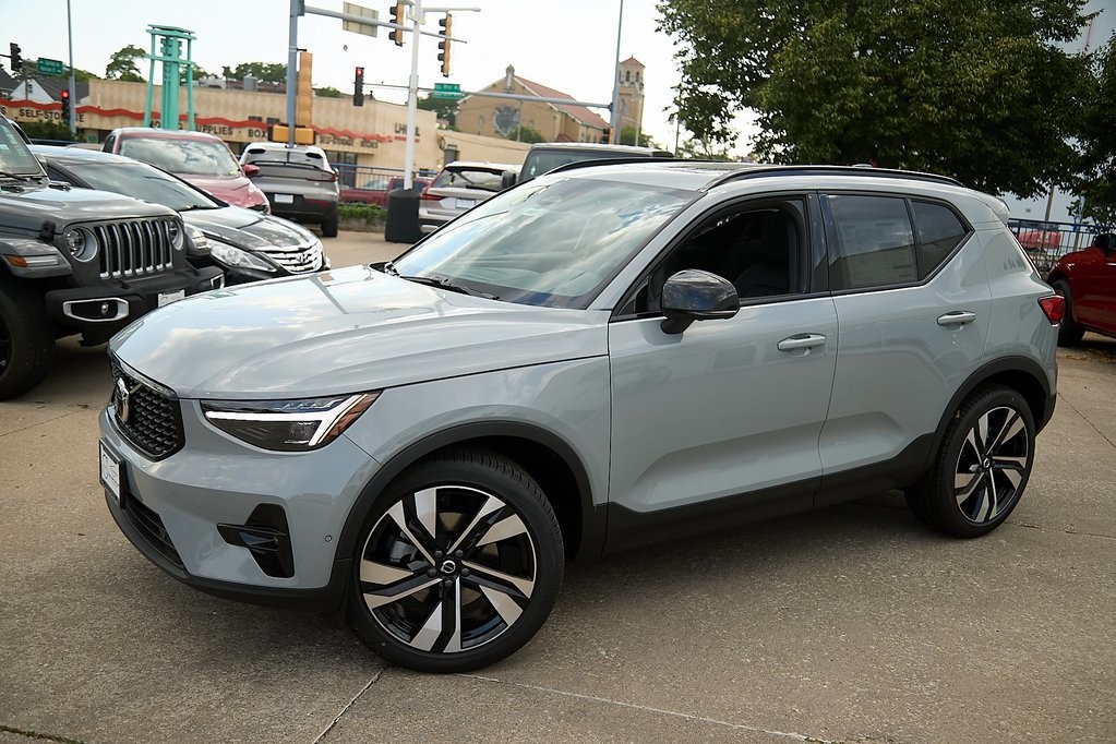 2025 VOLVO XC40 - Image 2