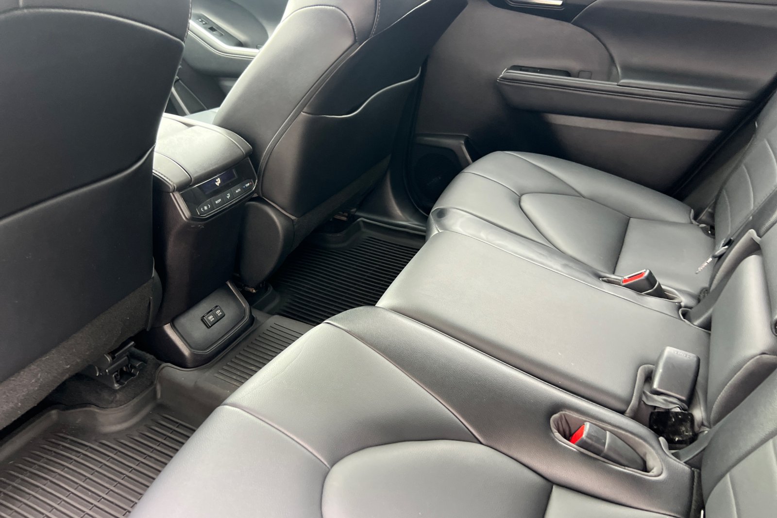 2021 Toyota Highlander XLE photo 7