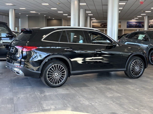 2025 Mercedes Benz GLC 300 photo 3