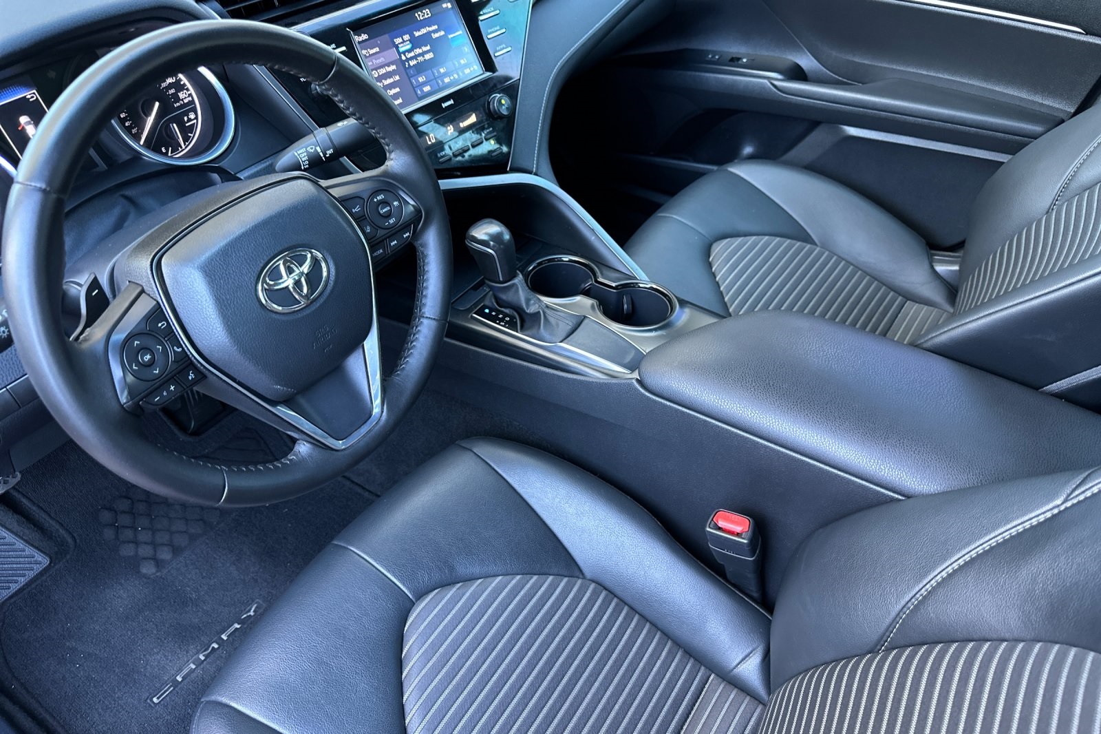 2020 Toyota Camry SE photo 10