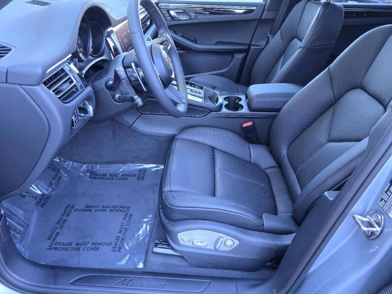 2025 Porsche Macan T photo 13