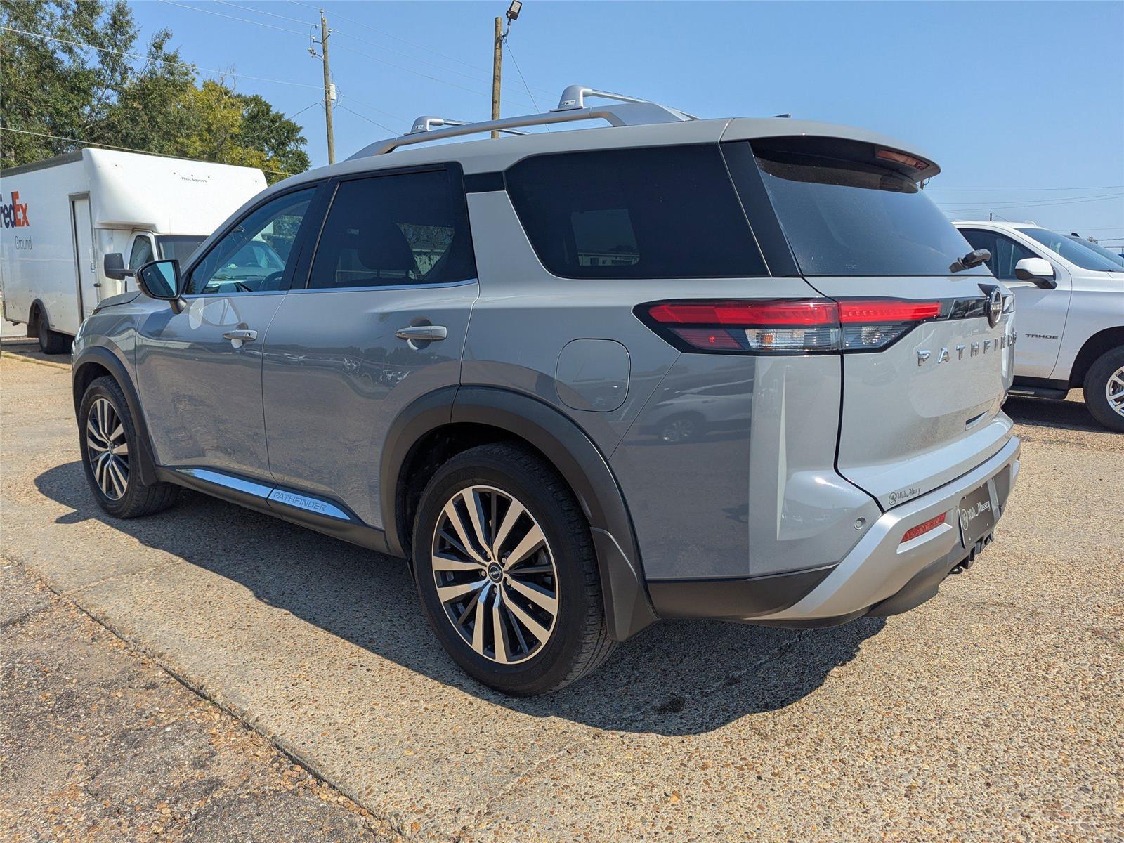 2022 Nissan Pathfinder Platinum photo 3