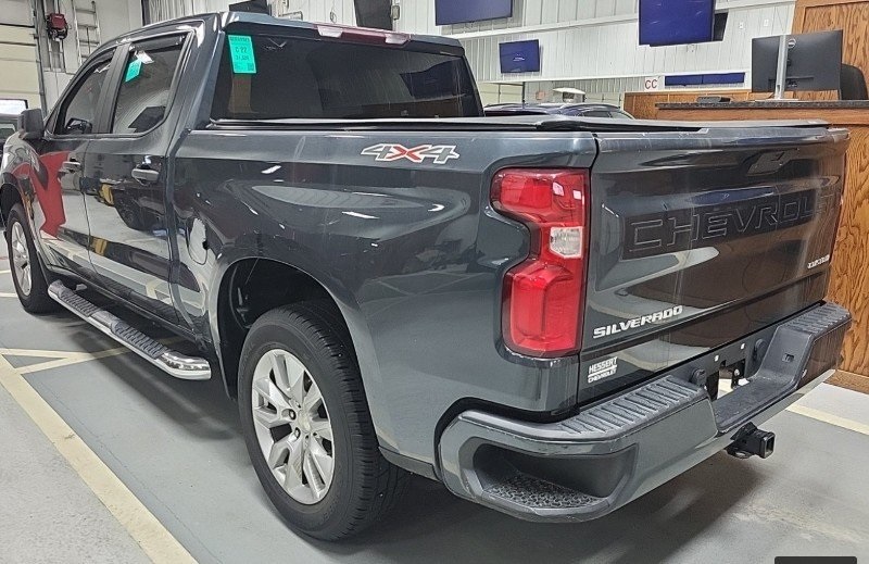 2021 Chevrolet Silverado 1500 Custom photo 2