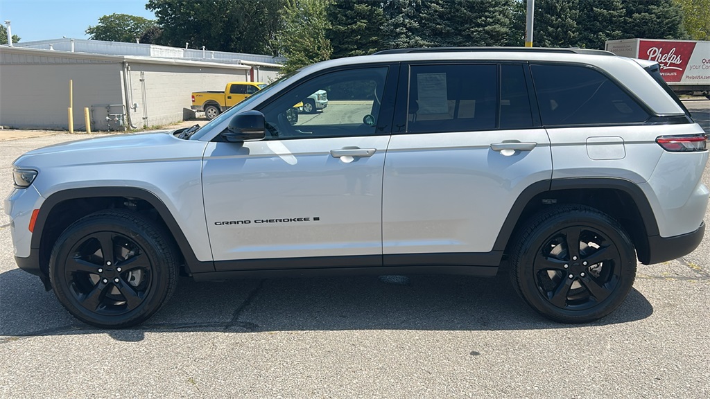 2023 Jeep Grand Cherokee Altitude photo 5