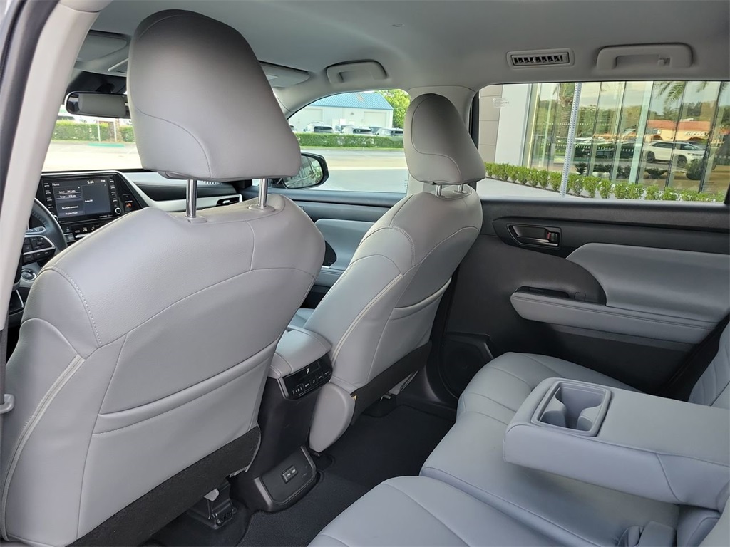 2022 Toyota Highlander LE photo 17