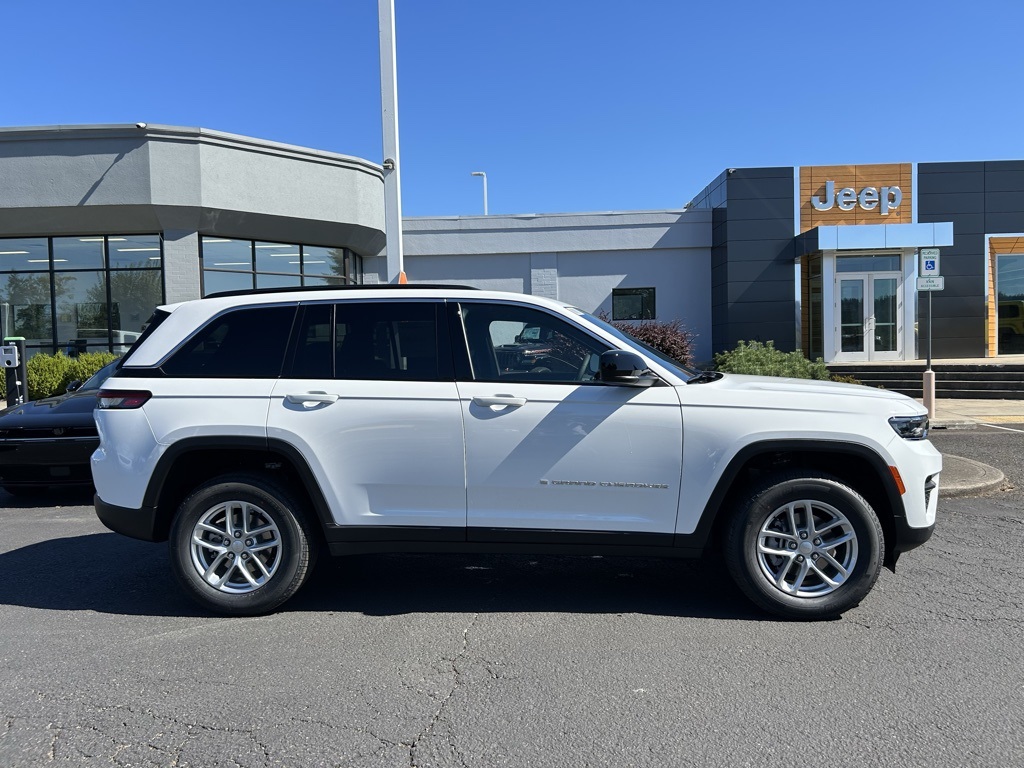 2025 Jeep Grand Cherokee Laredo X photo 4