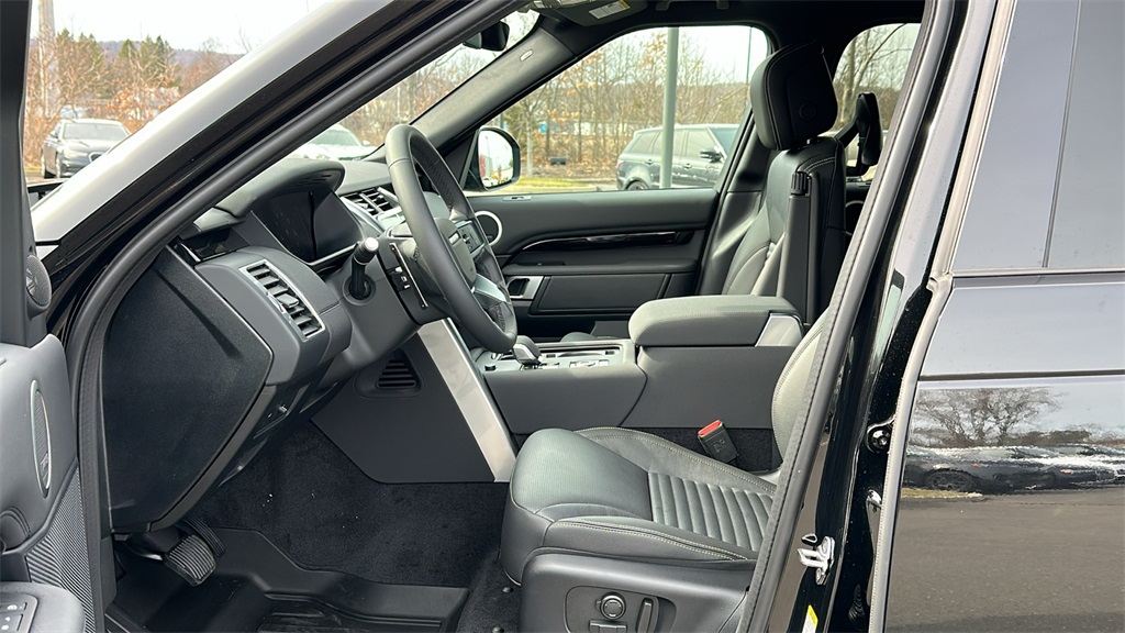 2025 Land Rover Discovery S photo 10
