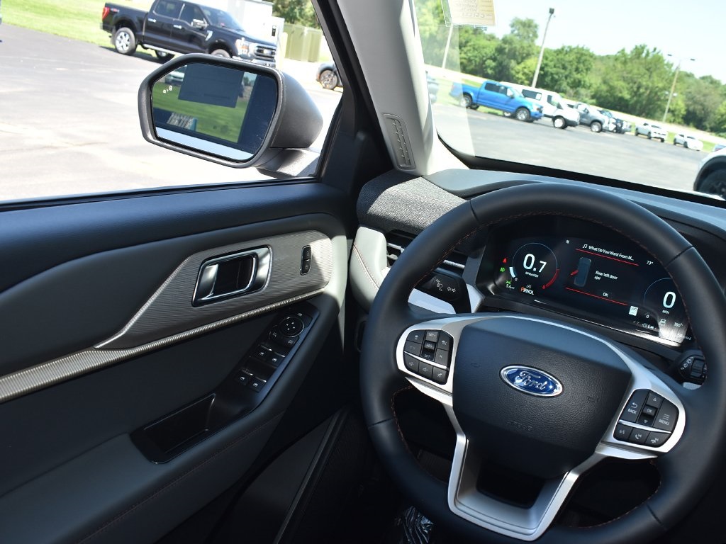 2025 Ford Explorer photo 16