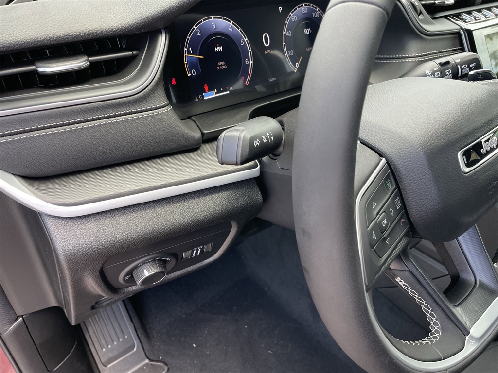 2025 Jeep Grand Cherokee Laredo photo 18