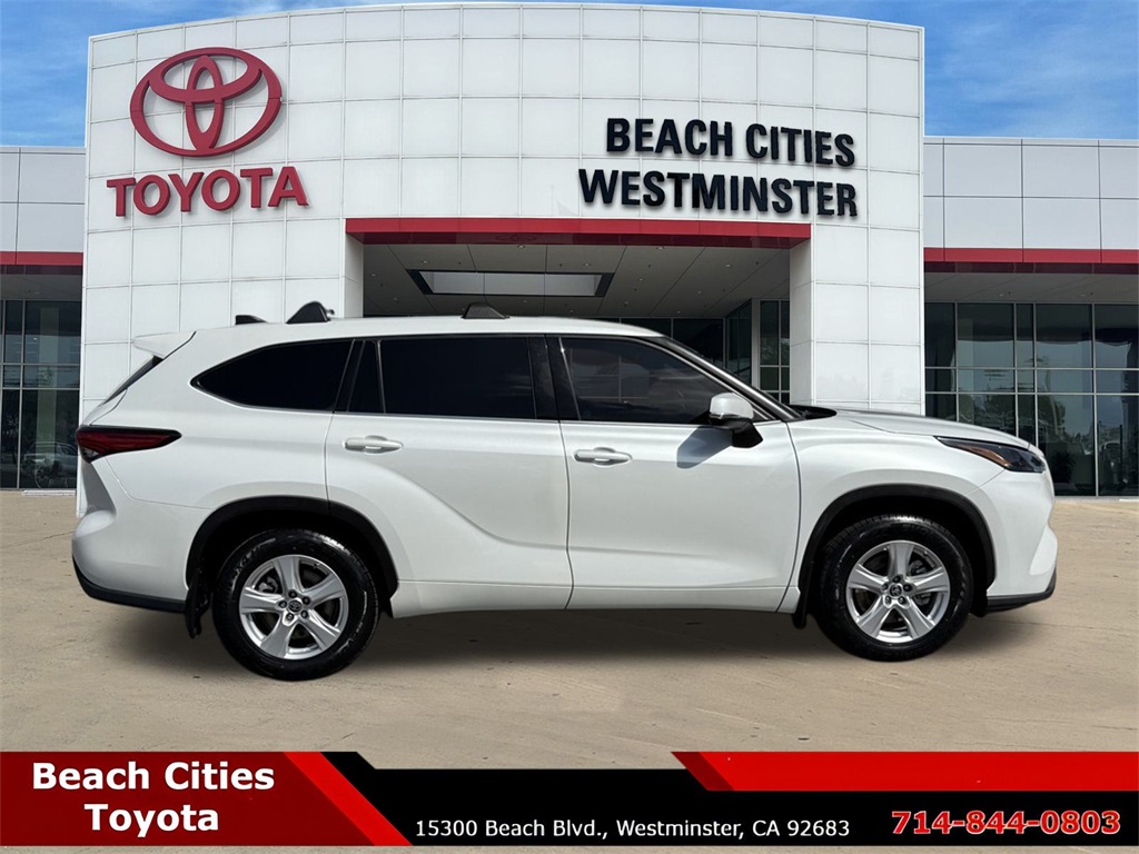 2022 Toyota Highlander LE photo 4