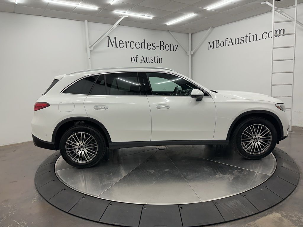 2026 Mercedes Benz GLC 300 4MATIC photo 3