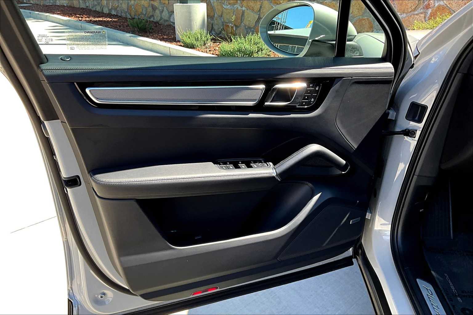 2023 Porsche Cayenne S Platinum Edition photo 18
