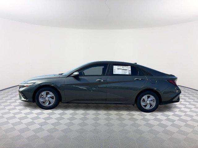 2025 Hyundai Elantra SE photo 8