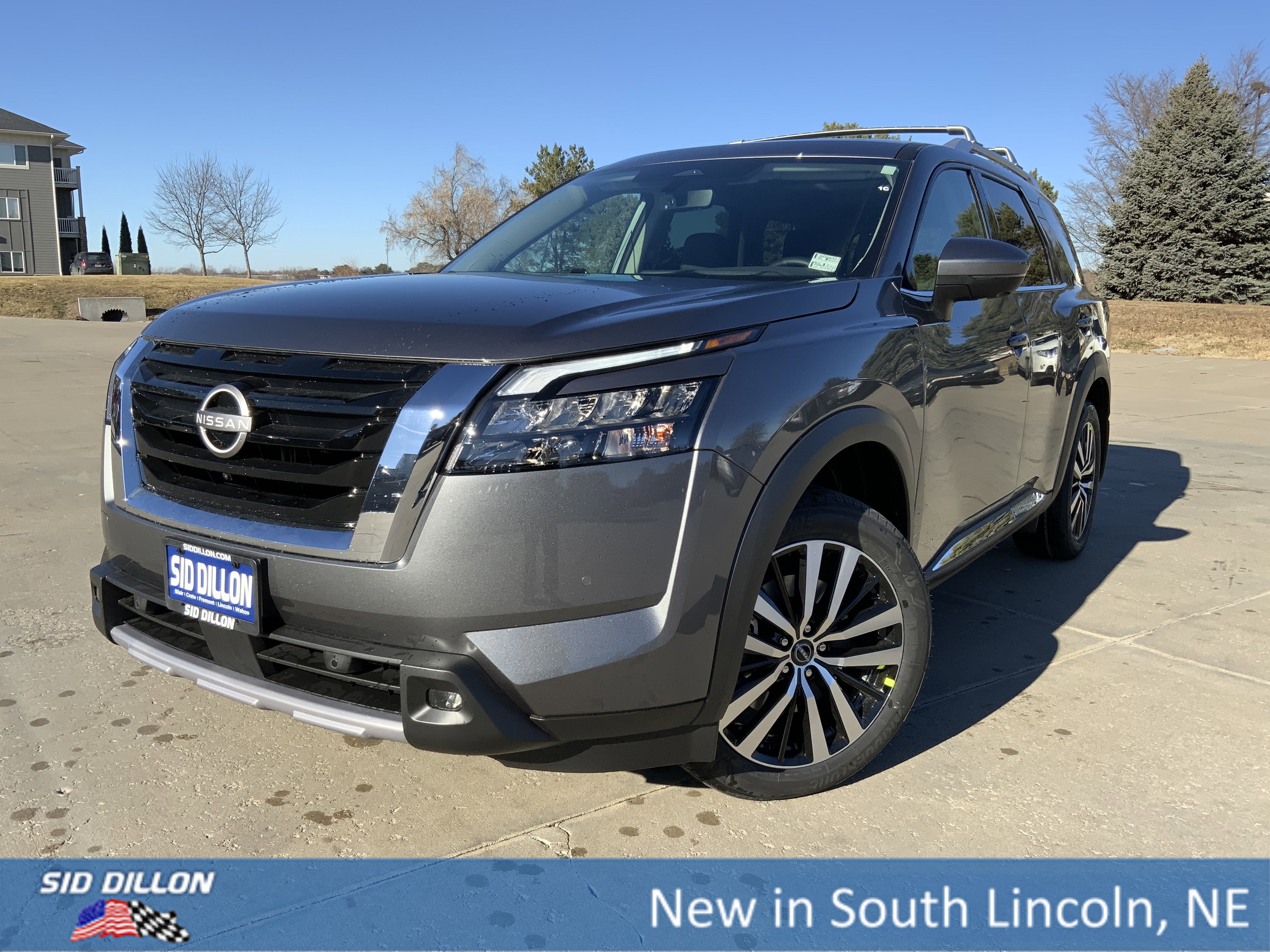 2025 Nissan Pathfinder Platinum's photo
