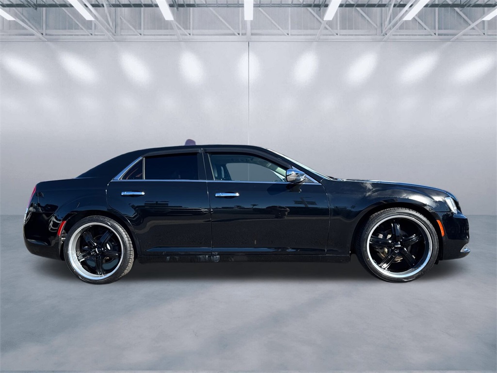 2016 Chrysler 300 C photo 3
