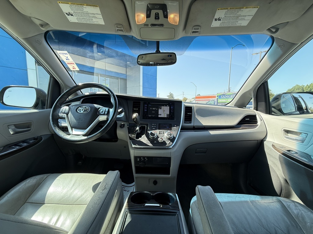 2017 Toyota Sienna Limited XLE Premium photo 9