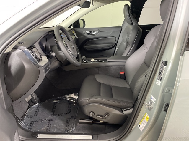 2025 Volvo XC60 T8 Plus photo 3