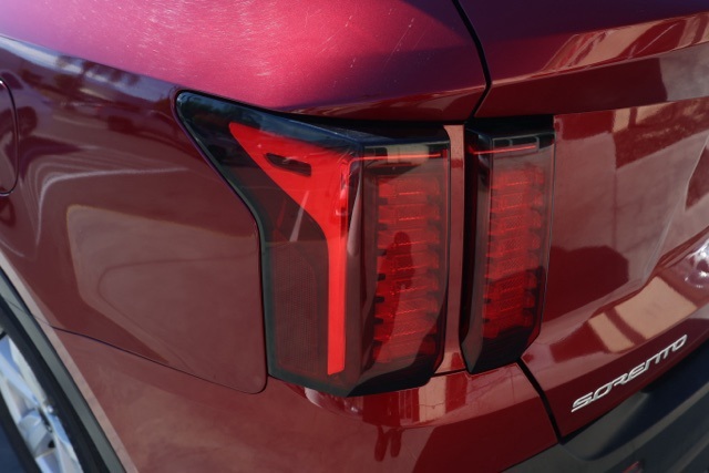 2023 Kia Sorento LX photo 5