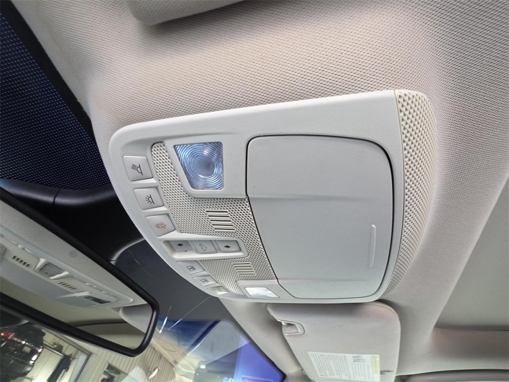 2020 Ford Edge Titanium photo 35