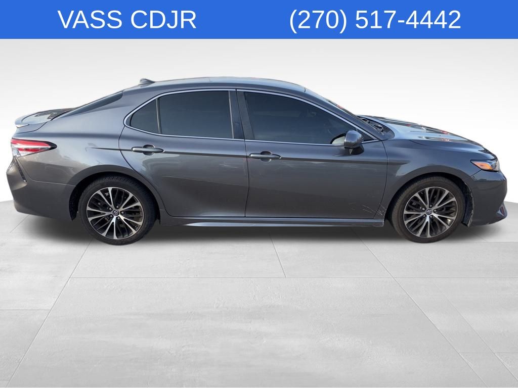 2019 Toyota Camry SE XLE photo 4
