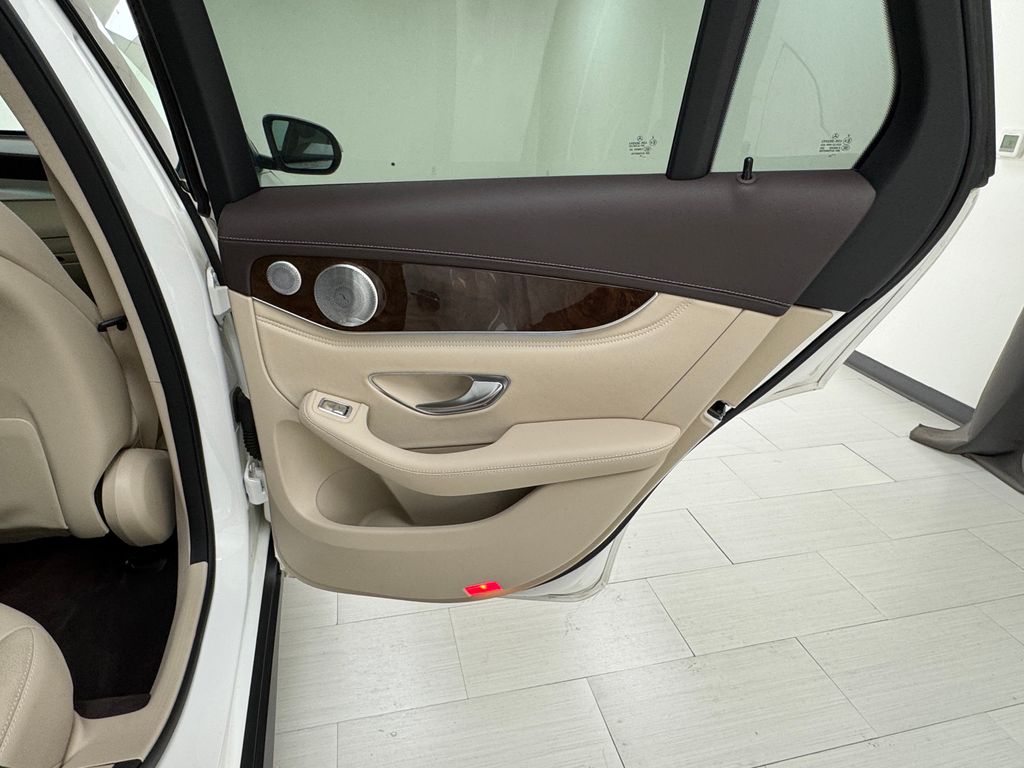 2017 Mercedes Benz GLC 300 4MATIC photo 16