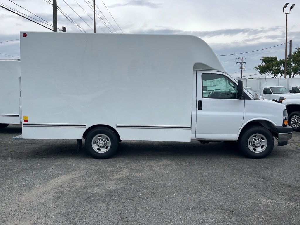 2025 Chevrolet Express Cutaway 3500 photo 2