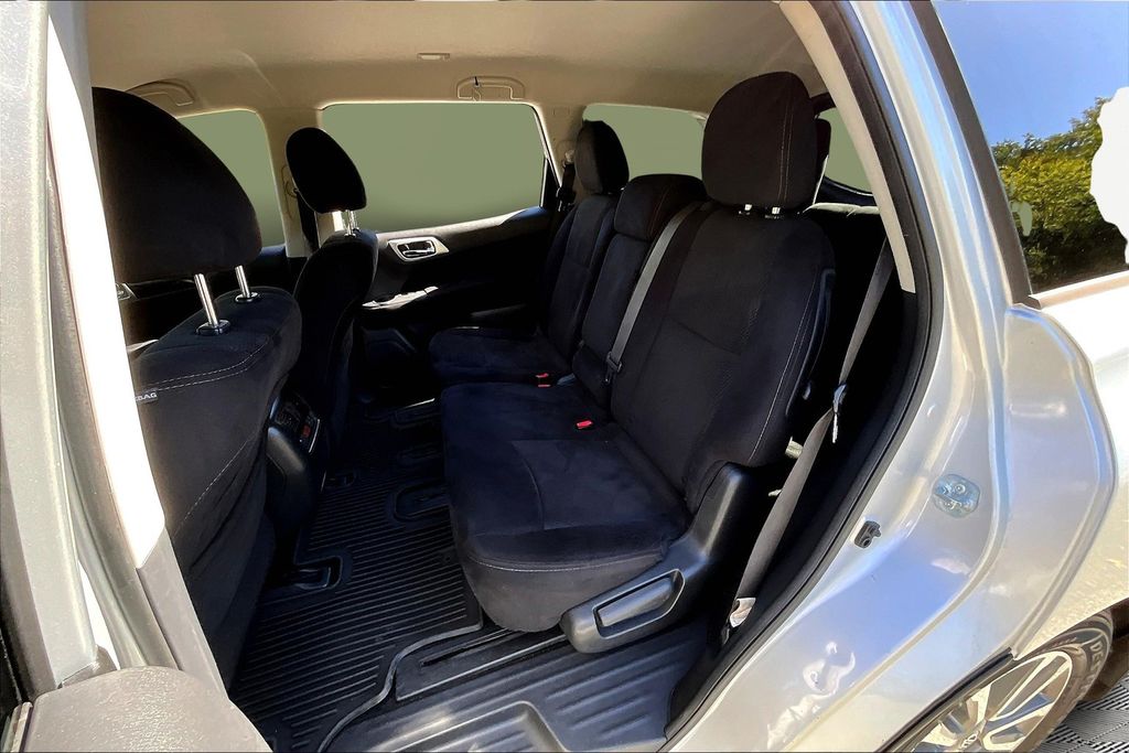 2015 Nissan Pathfinder S photo 17