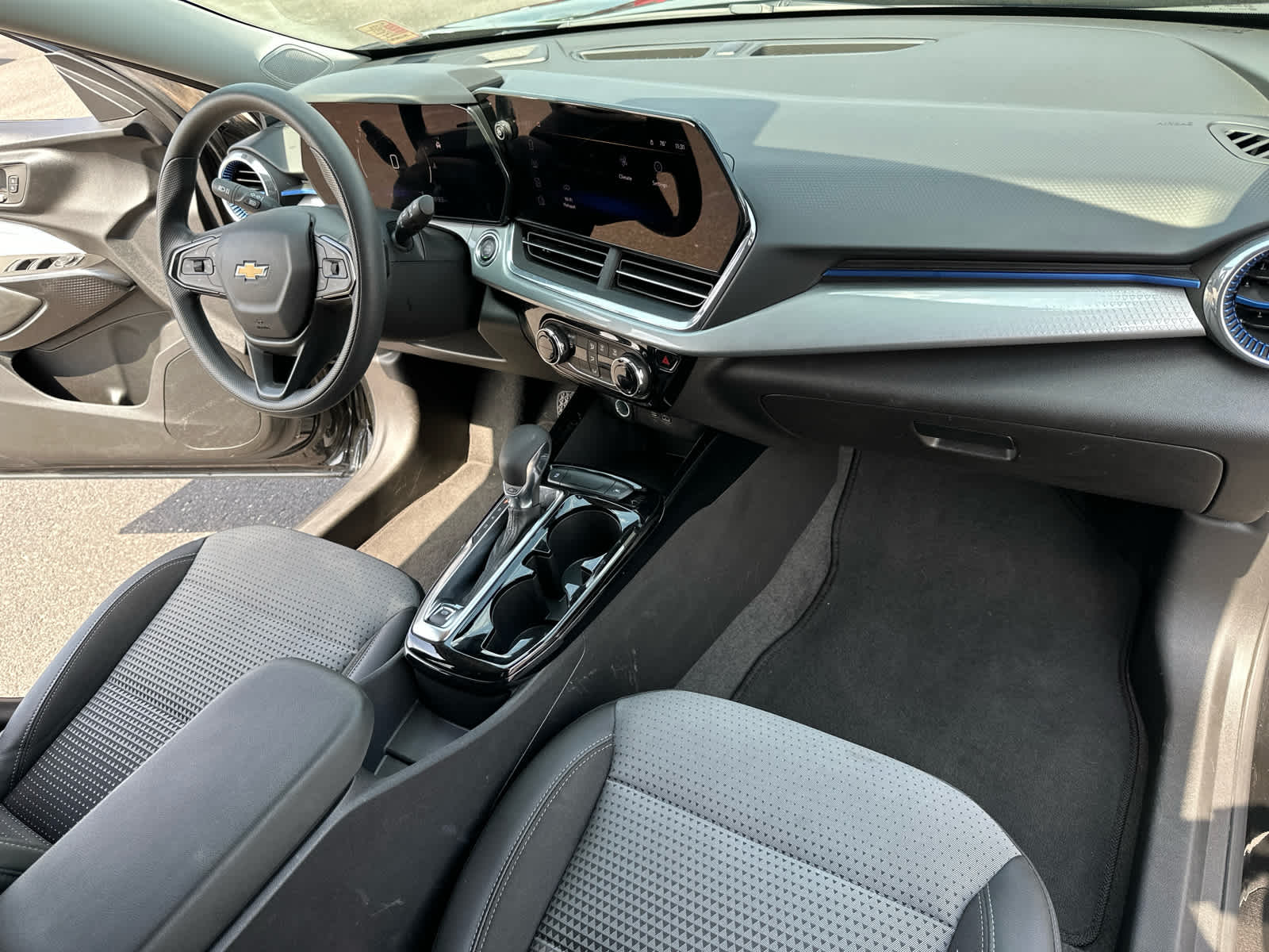 2024 Chevrolet Trax LT photo 25