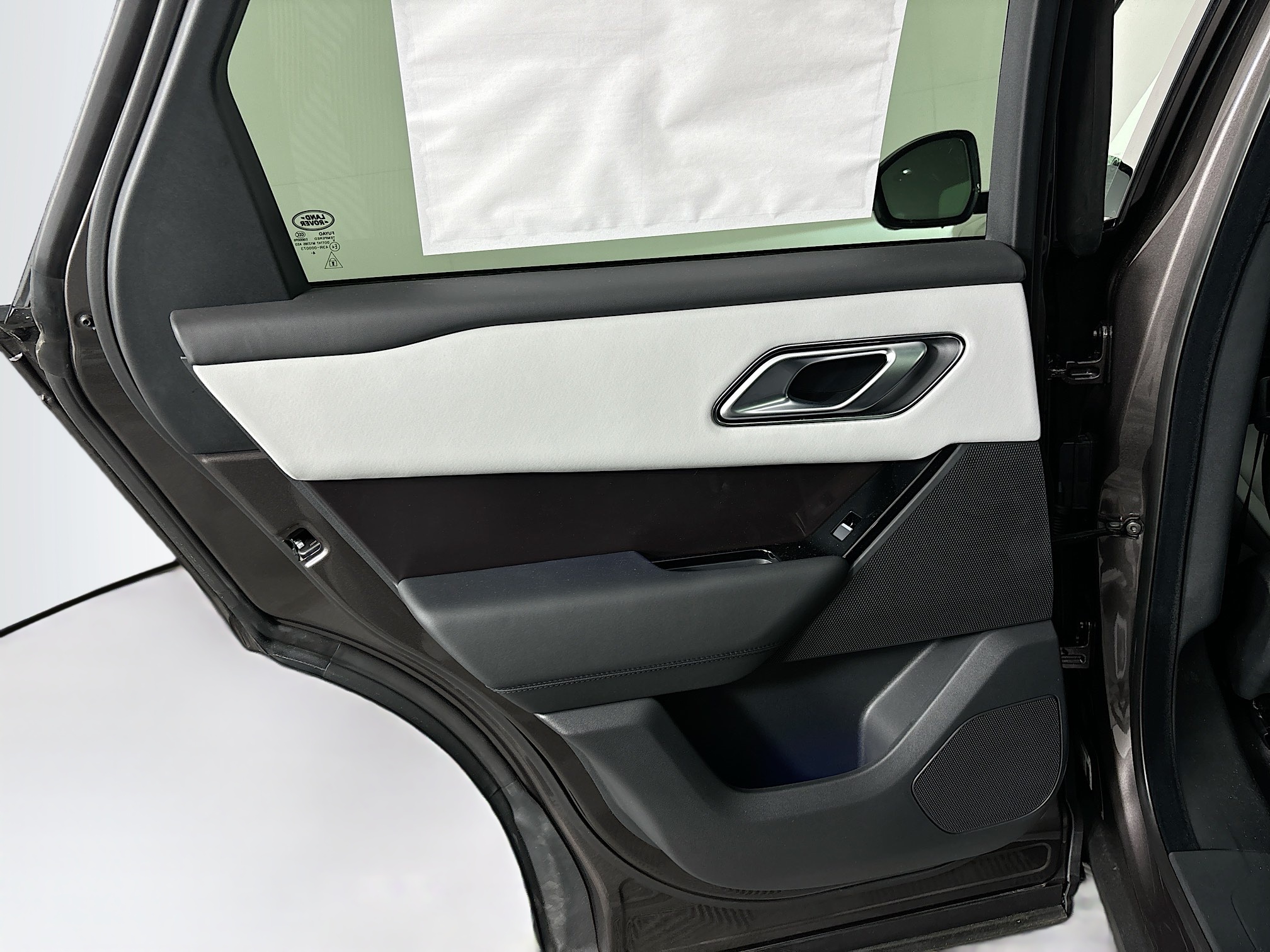 2026 Land Rover Range Rover Velar SE photo 18
