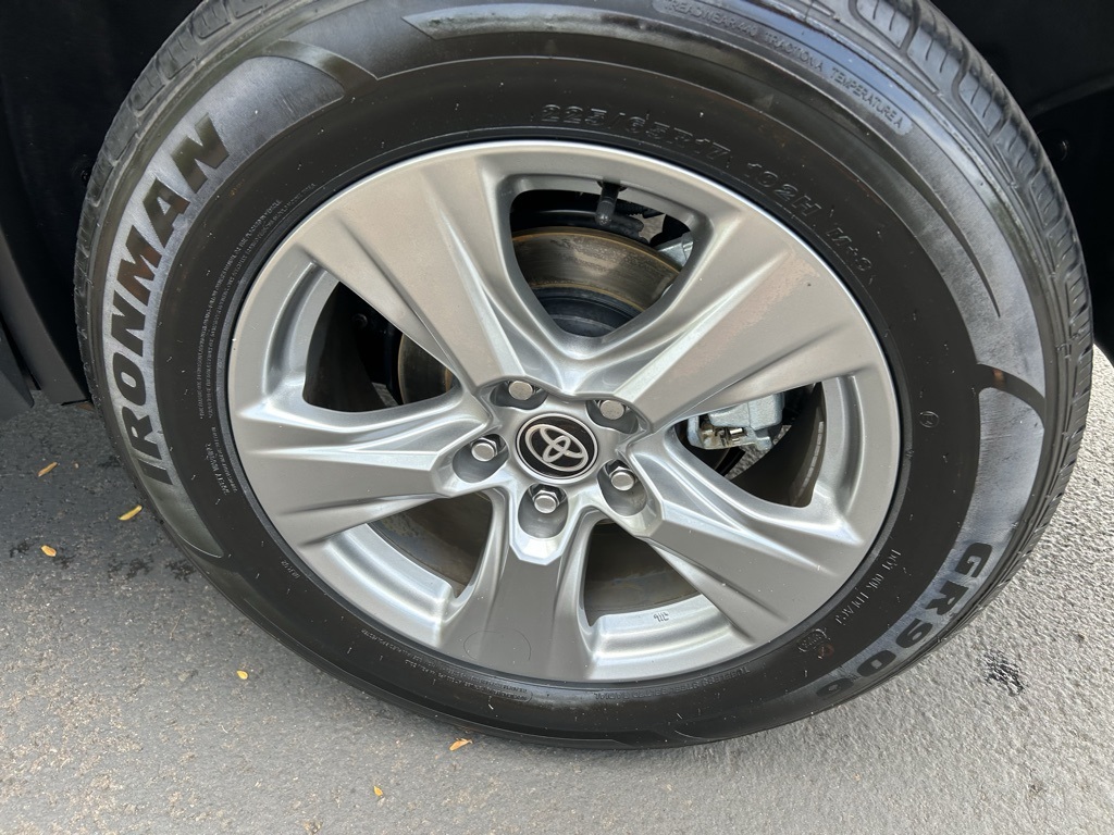2024 Toyota RAV4 XLE photo 5