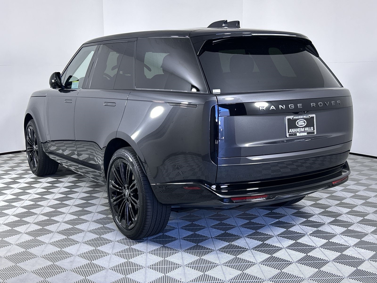 2025 Land Rover Range Rover SE photo 3