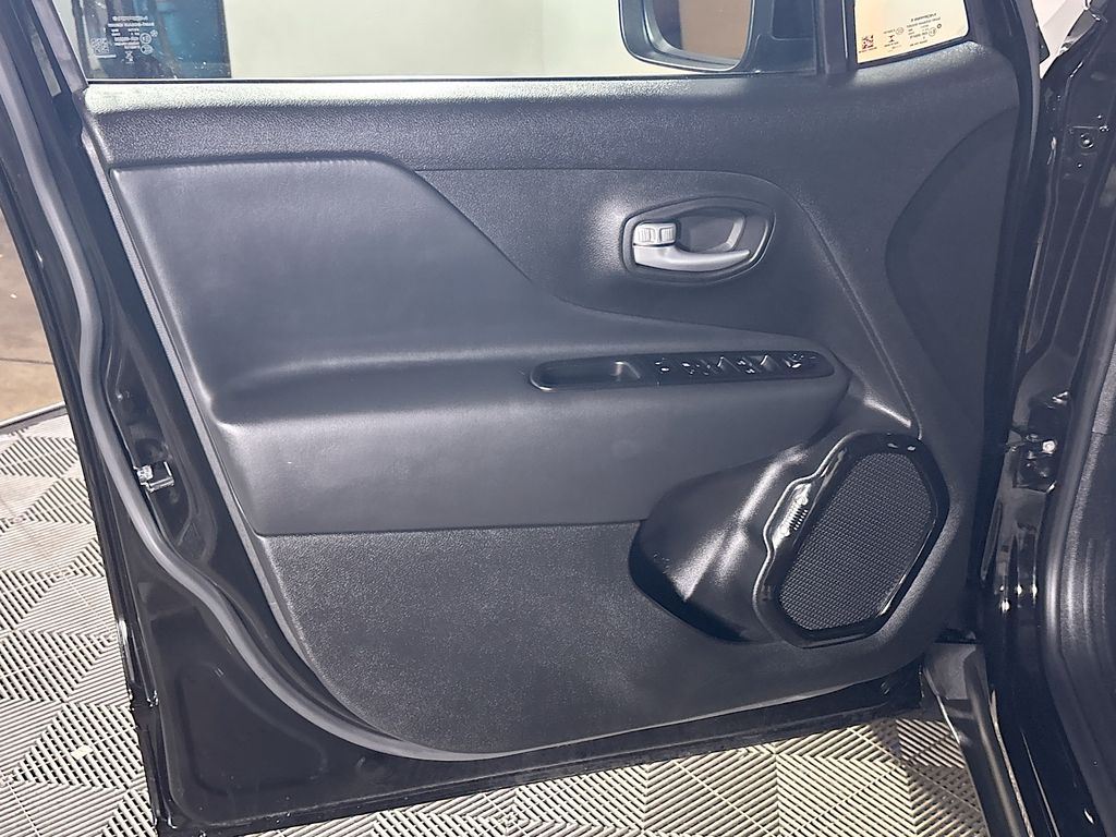 2023 Jeep Renegade Altitude photo 9