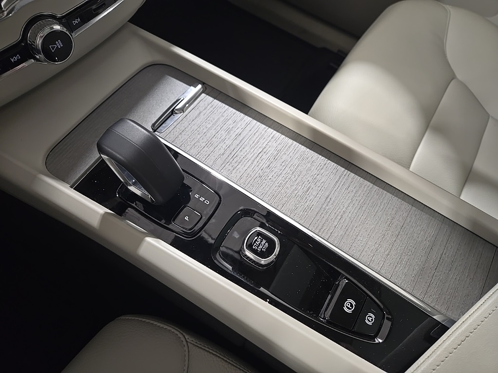 2025 Volvo XC60 B5 Plus photo 13