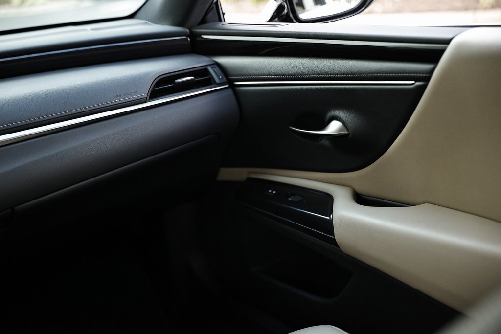 2019 Lexus ES 350 photo 25