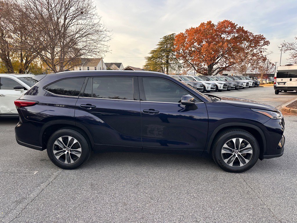 2021 Toyota Highlander XLE photo 2