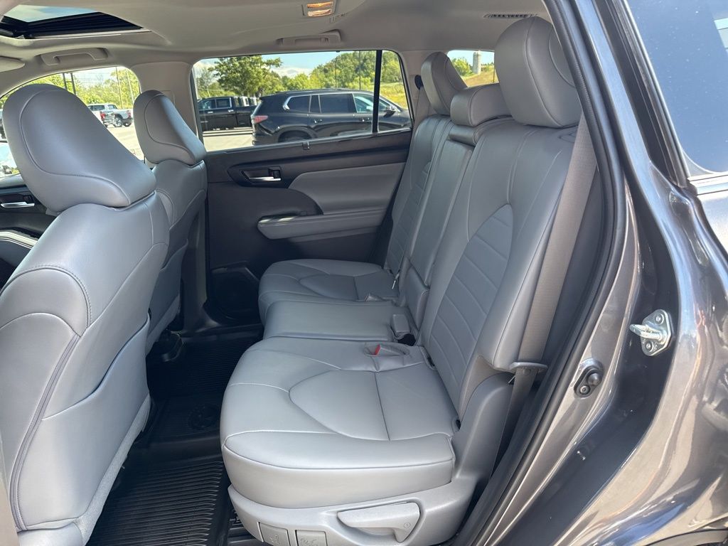 2022 Toyota Highlander XLE photo 17