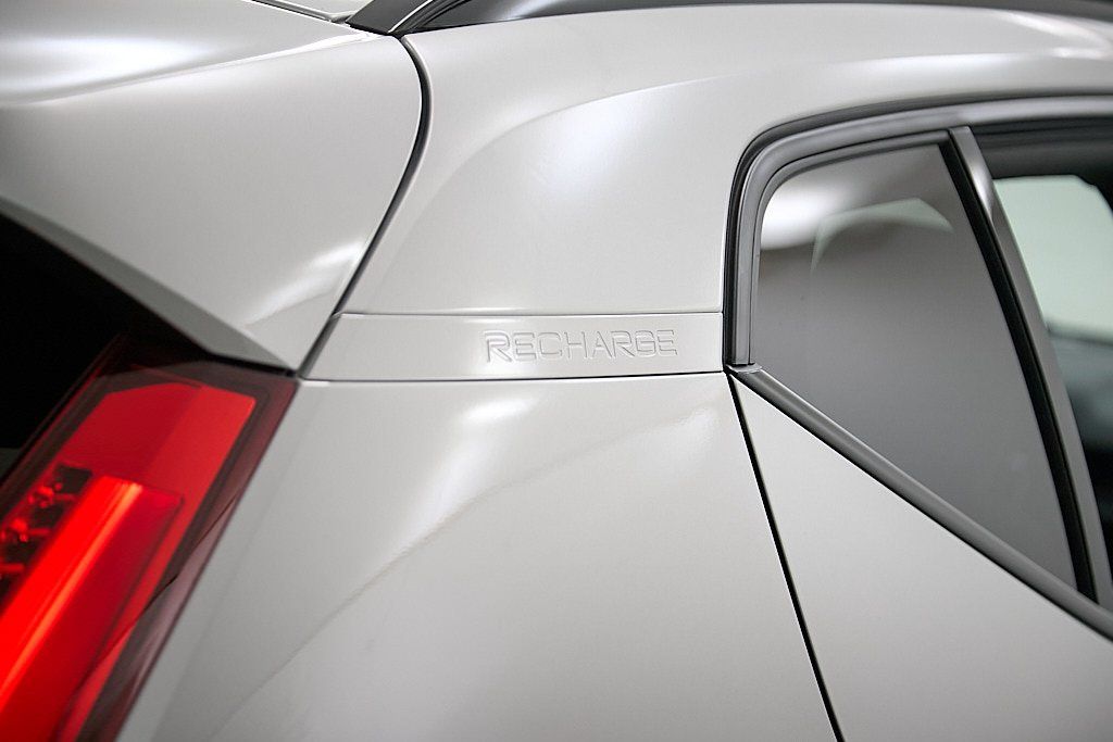 2023 VOLVO XC40 - Image 11