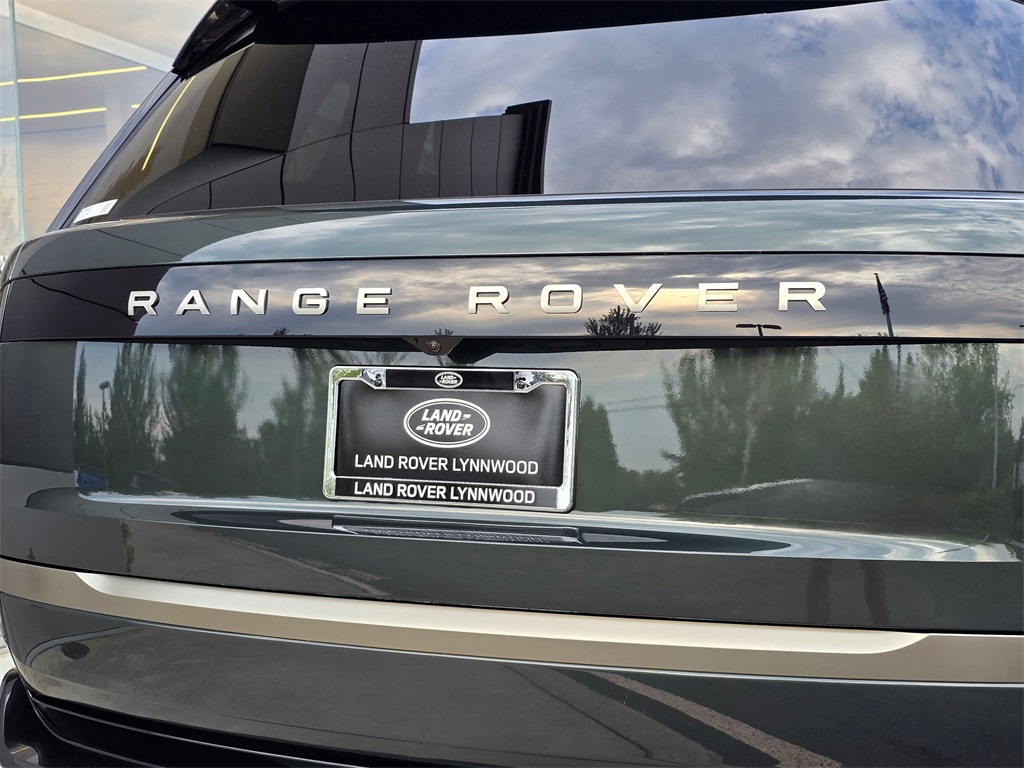 2025 Land Rover Range Rover SE photo 9