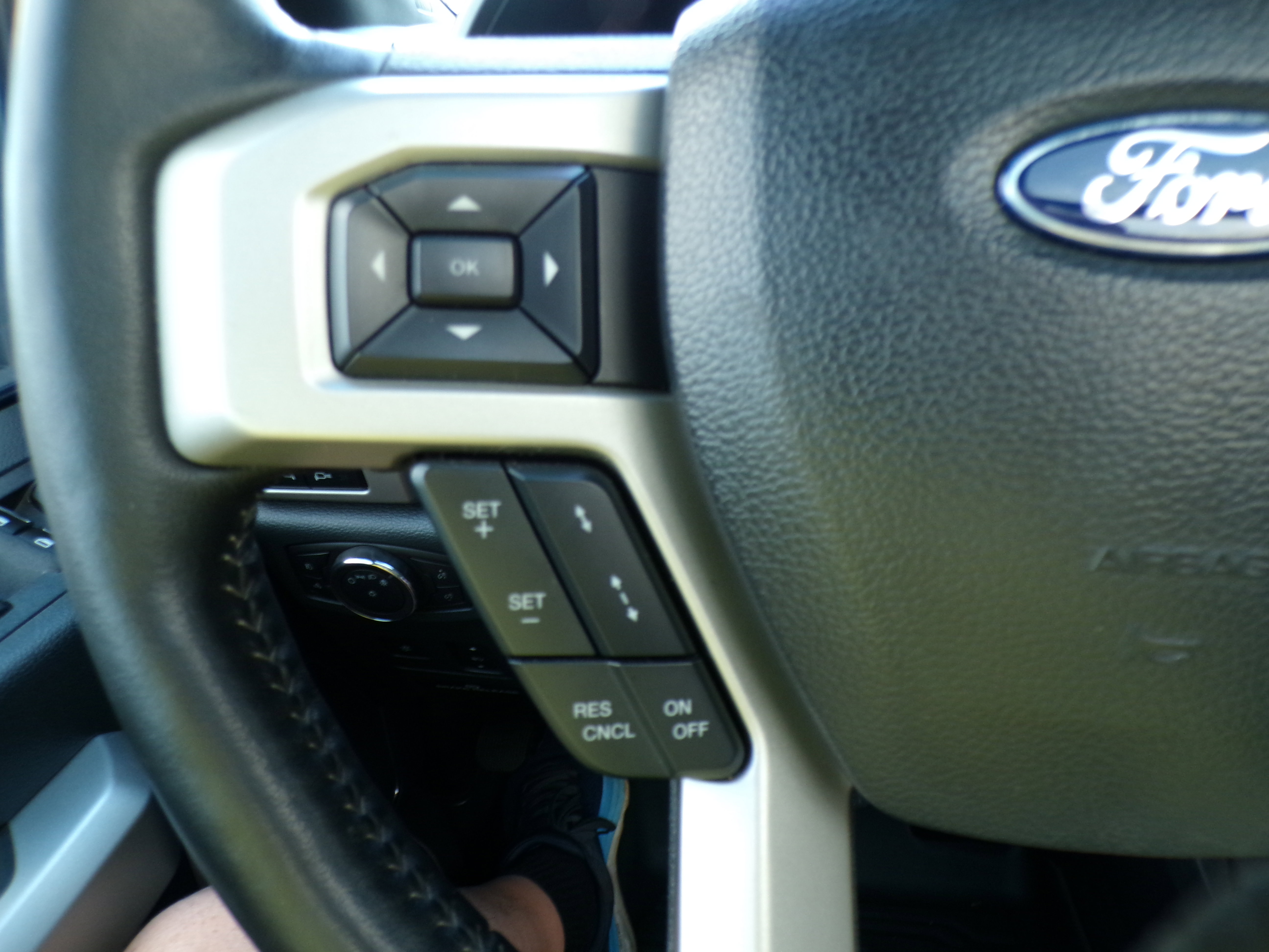 2022 Ford F-350 Lariat photo 3