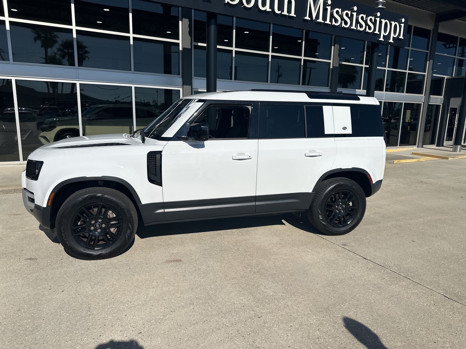 2022 Land Rover Defender SE's photo